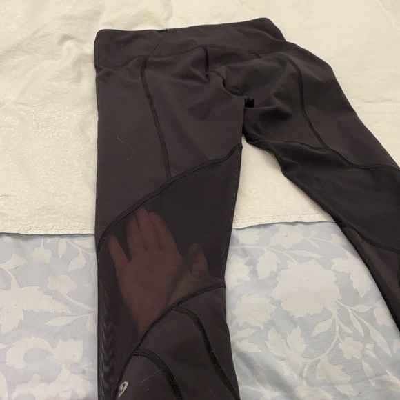 Lululemon 7/8 legging with mesh detailing - Picture 4 of 6